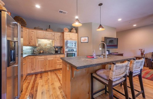 Truckee House | Contemporary clean Truckee townhome 3BDR/2.5BA