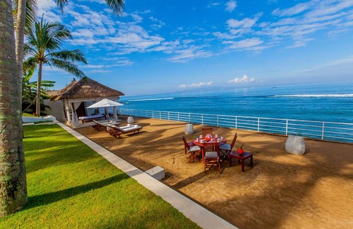 Manggis Villa | Contemporary-Colonial Style 3BR Villa W/Ocean View, Candidasa! Stunning View!