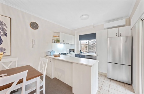 Hawthorne Apartment | Contemporary Comfy ~ 2Bed/2Bath/1Car ~ Hawthorne