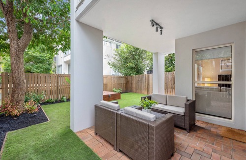 Hawthorne Apartment | Contemporary Comfy ~ 2Bed/2Bath/1Car ~ Hawthorne
