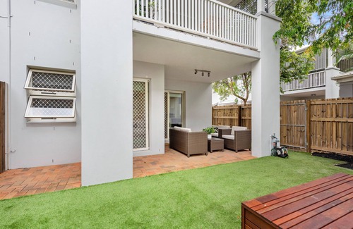 Hawthorne Apartment | Contemporary Comfy ~ 2Bed/2Bath/1Car ~ Hawthorne
