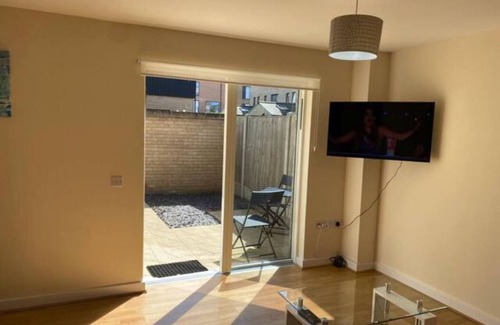 Cambridge House | Contemporary, Cosy House with Free Parking & Garden; 5 mins to Addenbrooke's