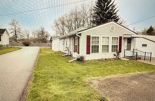 Conneaut Lakeshore Cottage | Contemporary Cottage Located Near Conneaut Lake