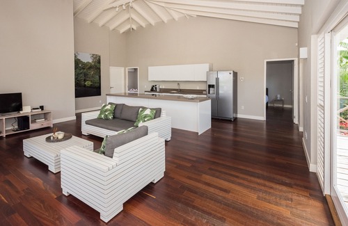 Jan Thiel Villa | Contemporary design with comfort and style (White)
