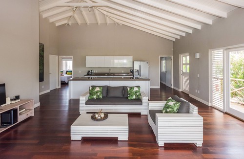 Jan Thiel Villa | Contemporary design with comfort and style (White)