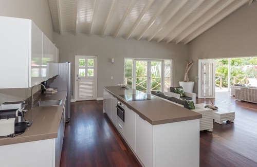 Jan Thiel Villa | Contemporary design with comfort and style (White)