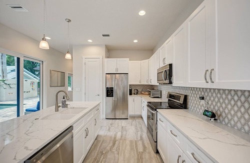 Gillespie Park House | Contemporary, Downtown location, Pool, Spa & Sauna, very close to Beaches