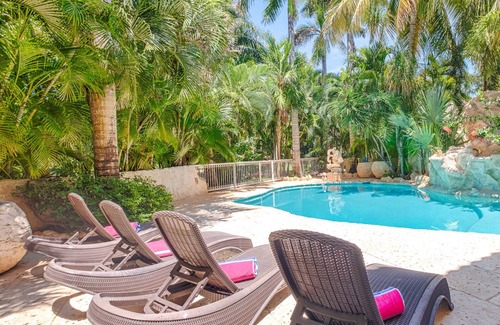Puerto Aventuras Villa | Contemporary elegance at it's finest in this 5 bedroom luxury villa!