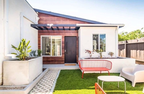 Bixby Knolls Villa | Contemporary Front House w Shared Patio