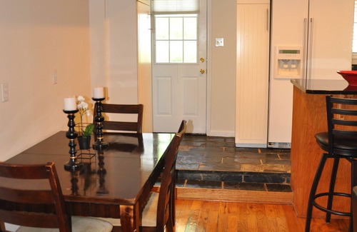 Knoxville Apartment | Contemporary Hideaway near Historic Harpers Ferry!