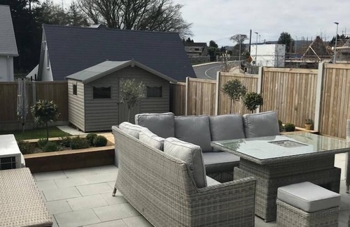 Ashford House | Contemporary home in Ashford, 10 mins walk to shops, pubs and restaurants