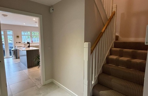 Ashford House | Contemporary home in Ashford, 10 mins walk to shops, pubs and restaurants
