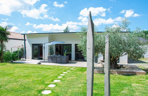 Semeac Villa | Contemporary house facing the forest - Games room with billiards and table soccer