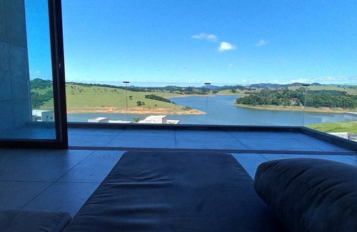 Joanopolis House | CONTEMPORARY HOUSE IN GATED COMMUNITY OVERLOOKING THE DAM