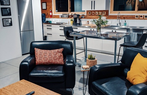North End House | Contemporary Log Guesthouse with Sauna: Historic North End - Perfect for Couples