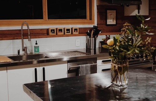 North End House | Contemporary Log Guesthouse with Sauna: Historic North End - Perfect for Couples