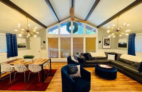 Londonderry Ski Chalet | Contemporary Magic Mountain Chalet Close to Skiing, Hiking, Fun