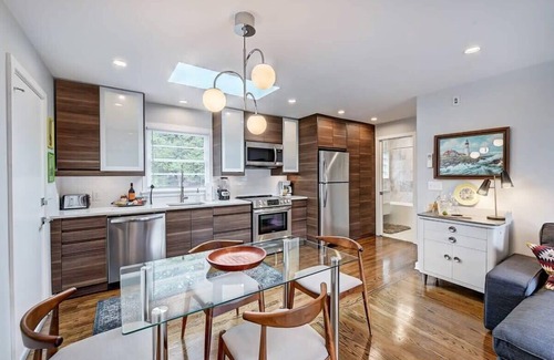 Charlotte Condo | Contemporary Myers Park 1BR King Condo | Queens Rd