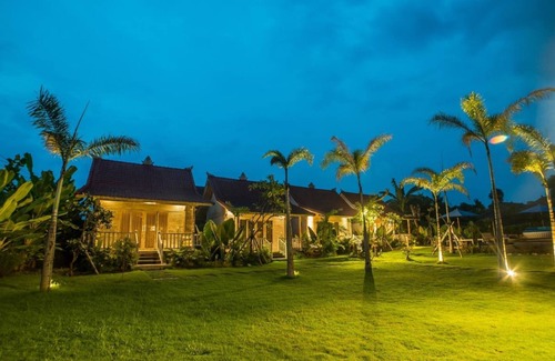 Mushroom Bay Cottage | Contemporary Teak Cottage in Lembongan, Walk Distance to Beach