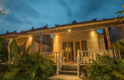 Mushroom Bay Cottage | Contemporary Teak Cottage in Lembongan, Walk Distance to Beach