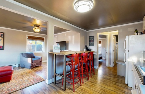 Dundee Cottage | Contemporary wine country cottage with deck in the heart of Dundee