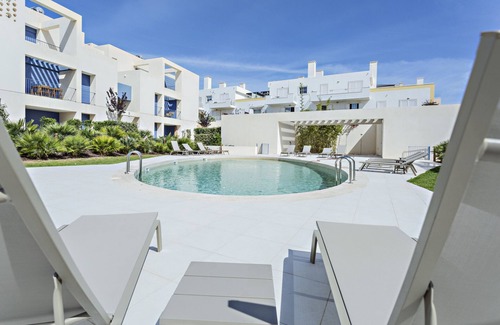 Conceicao e Cabanas de Tavira Apartment | Contemporary, with patio and pool