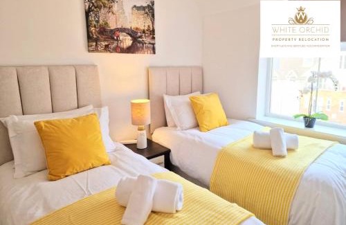 Stevenage Apartment | Contractors 2Bedrooms Apartment with Balcony & Free Parking by White Orchid Property Relocation
