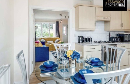 Luton House | Contractors Home 3 Bed 2.5 Bath | Parking | Wifi