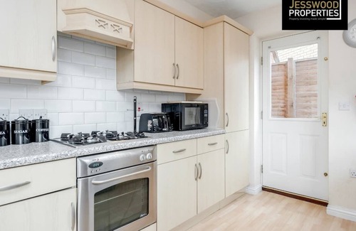 Luton House | Contractors Home 3 Bed 2.5 Bath | Parking | Wifi