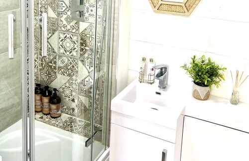 Bletchley Apartment | Contractors Luxurious Cozy Studio Apartment in MK