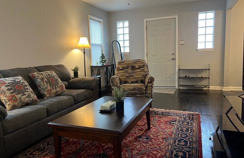 St. Louis House | Convenience 2 Bedroom House to Explore All of St Louis