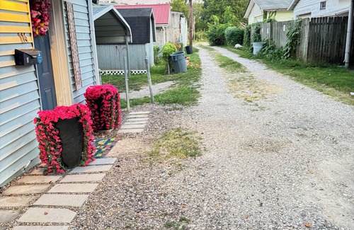 Huntington Apartment | Convenient 1-BR - Fenced Backyard - Extended Stays wanted