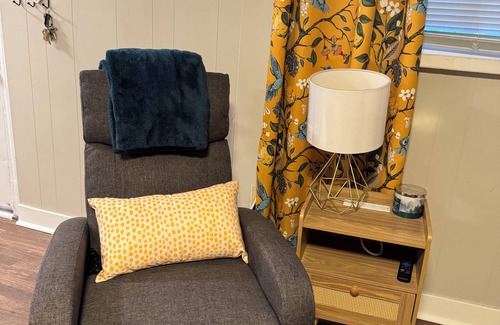 Huntington Apartment | Convenient 1-BR - Fenced Backyard - Extended Stays wanted