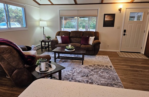 Hayward House | Convenient and comfortable 2 bedroom home in Hayward
