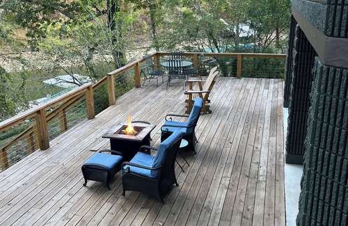 Cullman House | Convenient and Relaxing Lake House