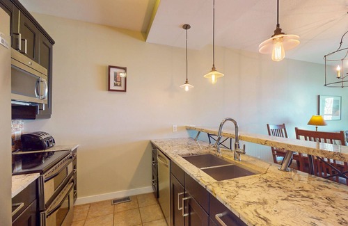 The Blue Mountains Condo | Convenient Condo Steps from Blue Mountain Village w/Free WiFi & Private W/D