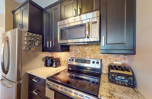 The Blue Mountains Condo | Convenient Condo Steps from Blue Mountain Village w/Free WiFi & Private W/D