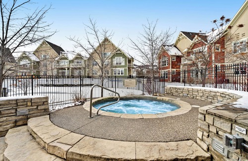 The Blue Mountains Condo | Convenient Condo Steps from Blue Mountain Village w/Free WiFi & Private W/D