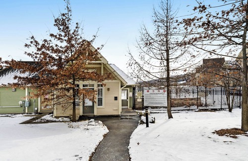The Blue Mountains Condo | Convenient Condo Steps from Blue Mountain Village w/Free WiFi & Private W/D