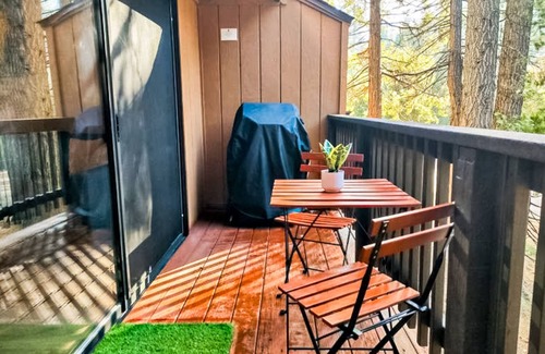 Shaver Lake Apartment | Convenient condo near Shaver Lake & China Peak with pool & hot tub