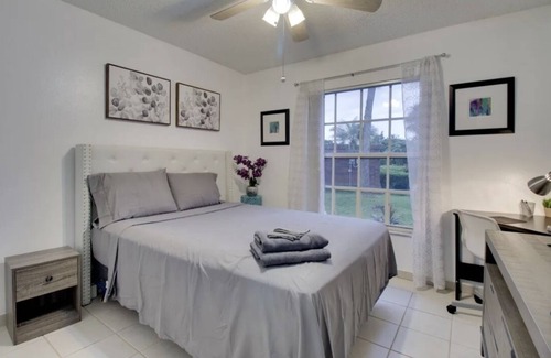 Orlando House | Convenient & Cozy Orlando home-15 Minutes from Disney. Convention Center 8 miles
