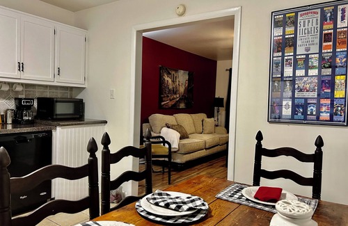Cullman Apartment | Convenient, curbside Duplex close to Cullman businesses and restaurants!