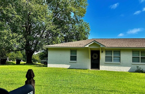 Cullman Apartment | Convenient, curbside Duplex close to Cullman businesses and restaurants!