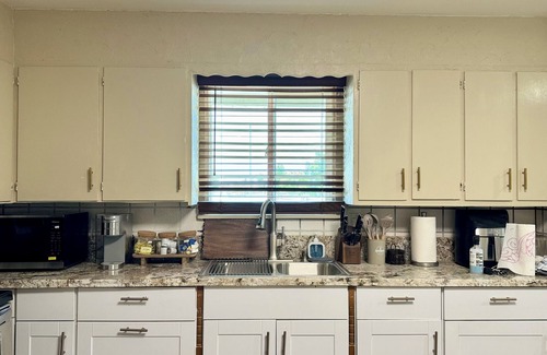 Hanford Apartment | Convenient Downtown Spot with In-Unit Laundry