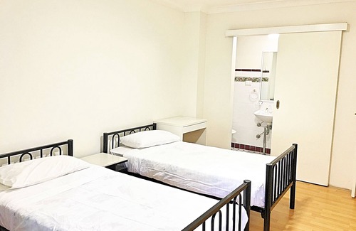 Hurstville Apartment | Convenient Family Home ,2 minutes walk to Station and Westfield