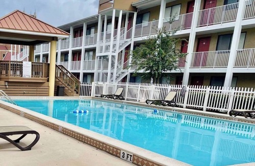 Tallahassee Condo | Convenient Game Day 1BR Condo Near FSU Stadium