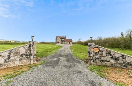 Davis House | Convenient location for your mountain vacation. Welcome to Coyotes Den!