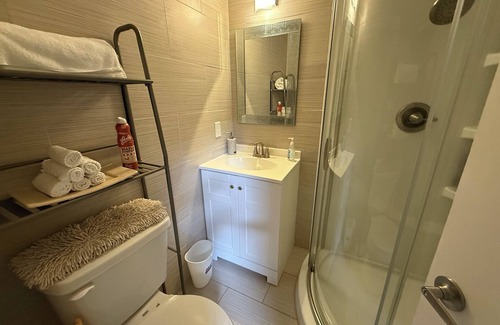 Lakewood House | Convenient location and clean home