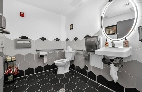 Vacaville Hotel | Convenient Location! Minutes to Nut Tree Family Park, Free Onsite Parking