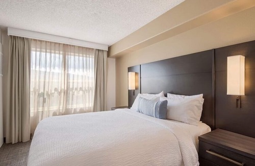 Reno/Tahoe Airport Hotel | Convenient Location! Unit w/Full Kitchen, Outdoor Pool, Free Breakfast!